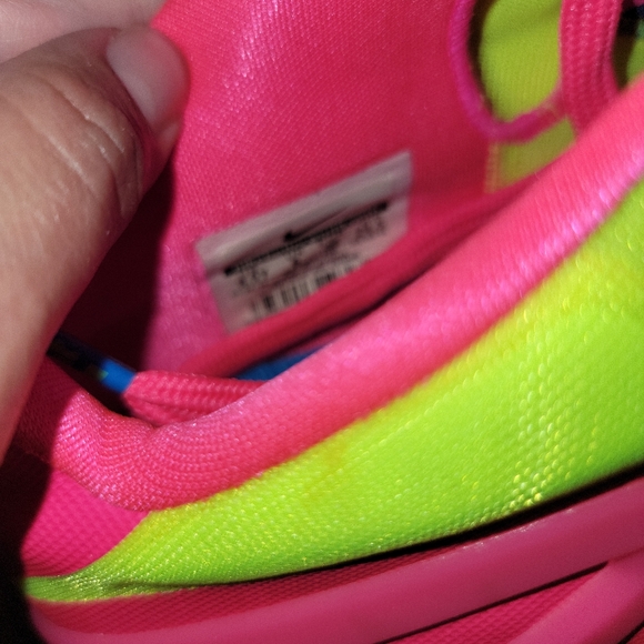 Nike LeBron size 6.5 youth - Picture 5 of 6